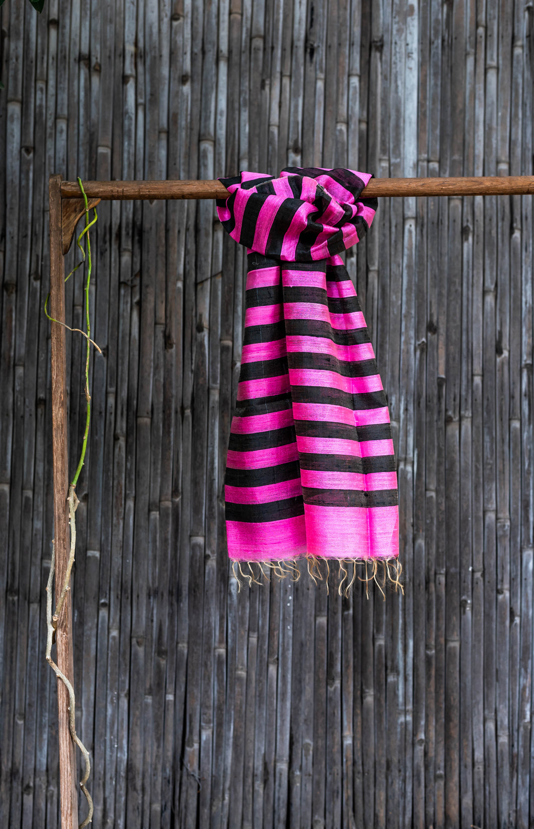 Chamakdhaari Pink-Black Bhagalpuri Silk Stole